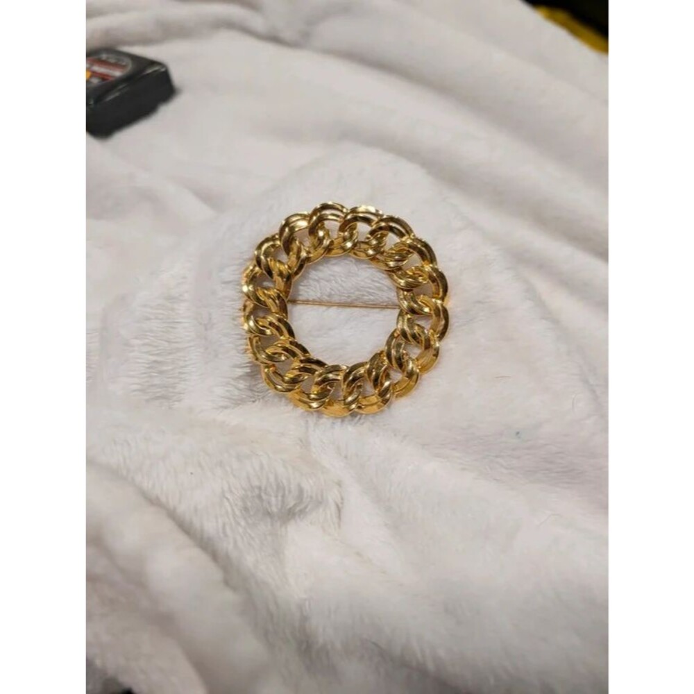 Vintage Signed Monet Gold Tone Interlocking Chain Link Wreath Brooch Pin | Class
